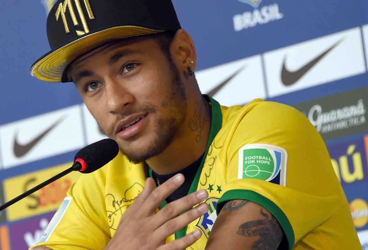 Reaes de Neymar durante entrevista coletiva concedida nesta quinta-feira, na Granja Comary