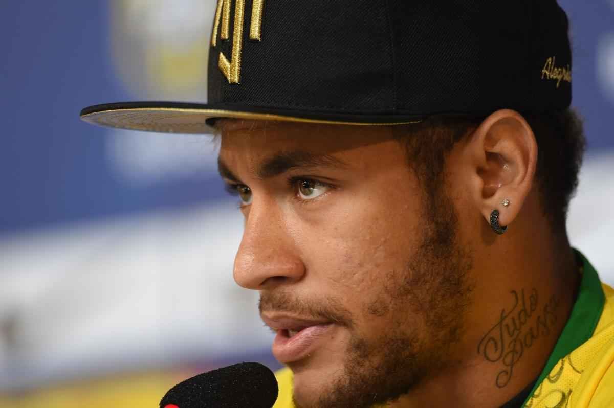 Reaes de Neymar durante entrevista coletiva concedida nesta quinta-feira, na Granja Comary