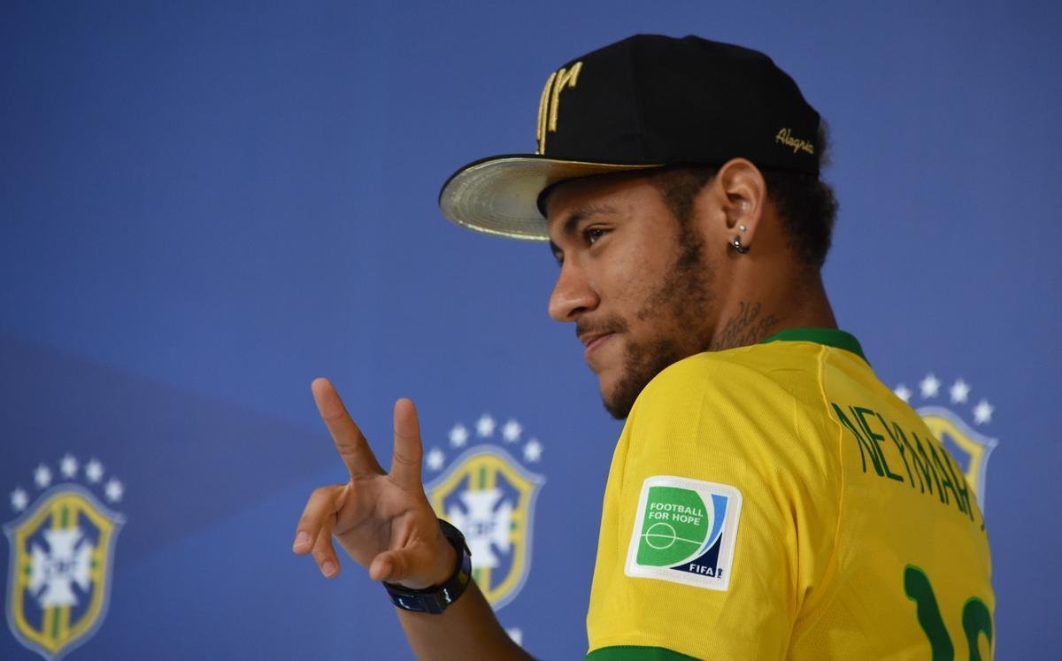 Reaes de Neymar durante entrevista coletiva concedida nesta quinta-feira, na Granja Comary