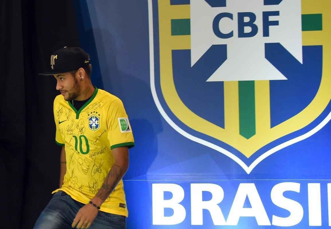 Reaes de Neymar durante entrevista coletiva concedida nesta quinta-feira, na Granja Comary