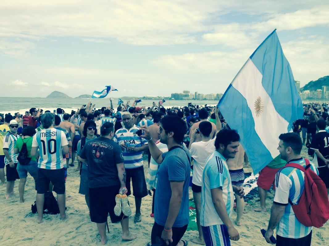 Cerca de 70 mil argentinos esto no Rio de Janeiro para a final da Copa, domingo, contra a Alemanha, no Maracan. A praia de Copacabana  o local mais procurado por eles. Neste sbado cedo, as areias estavam tomadas e os hermanos cantam, tomam banho de mar e bebem bastante. (Rodrigo Clemente/EM/D. A Press)