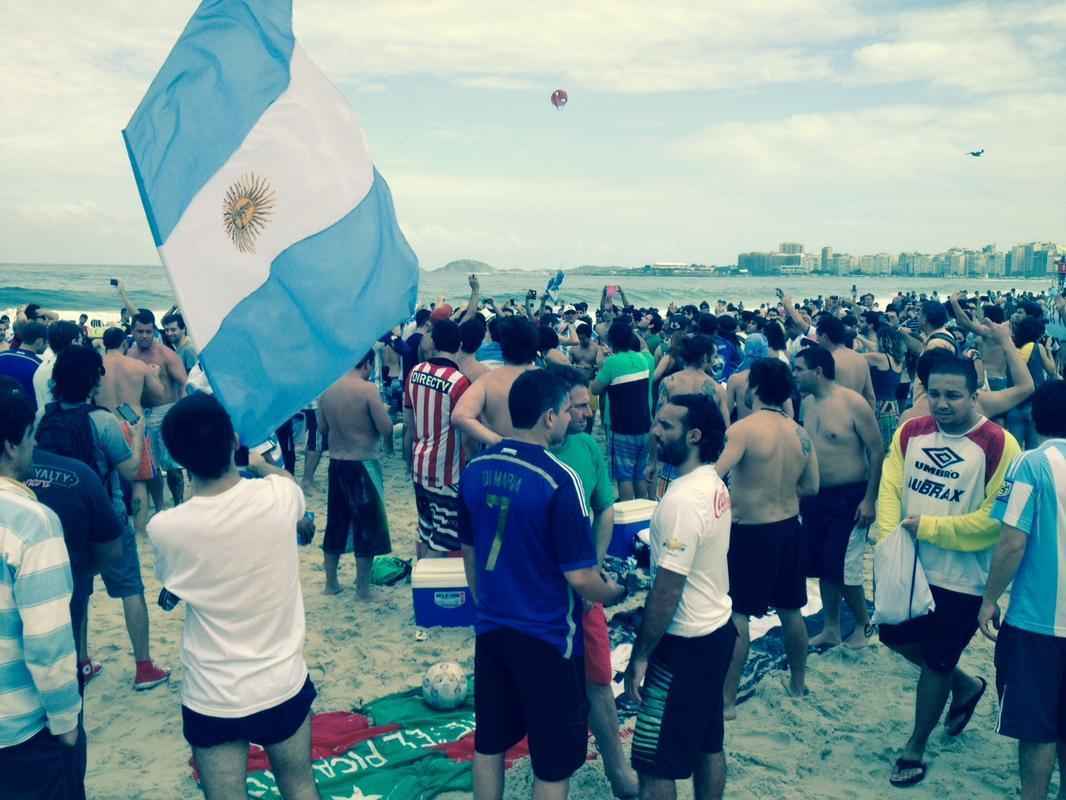 Cerca de 70 mil argentinos esto no Rio de Janeiro para a final da Copa, domingo, contra a Alemanha, no Maracan. A praia de Copacabana  o local mais procurado por eles. Neste sbado cedo, as areias estavam tomadas e os hermanos cantam, tomam banho de mar e bebem bastante. (Rodrigo Clemente/EM/D. A Press)