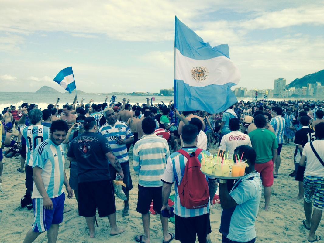 Cerca de 70 mil argentinos esto no Rio de Janeiro para a final da Copa, domingo, contra a Alemanha, no Maracan. A praia de Copacabana  o local mais procurado por eles. Neste sbado cedo, as areias estavam tomadas e os hermanos cantam, tomam banho de mar e bebem bastante. (Rodrigo Clemente/EM/D. A Press)