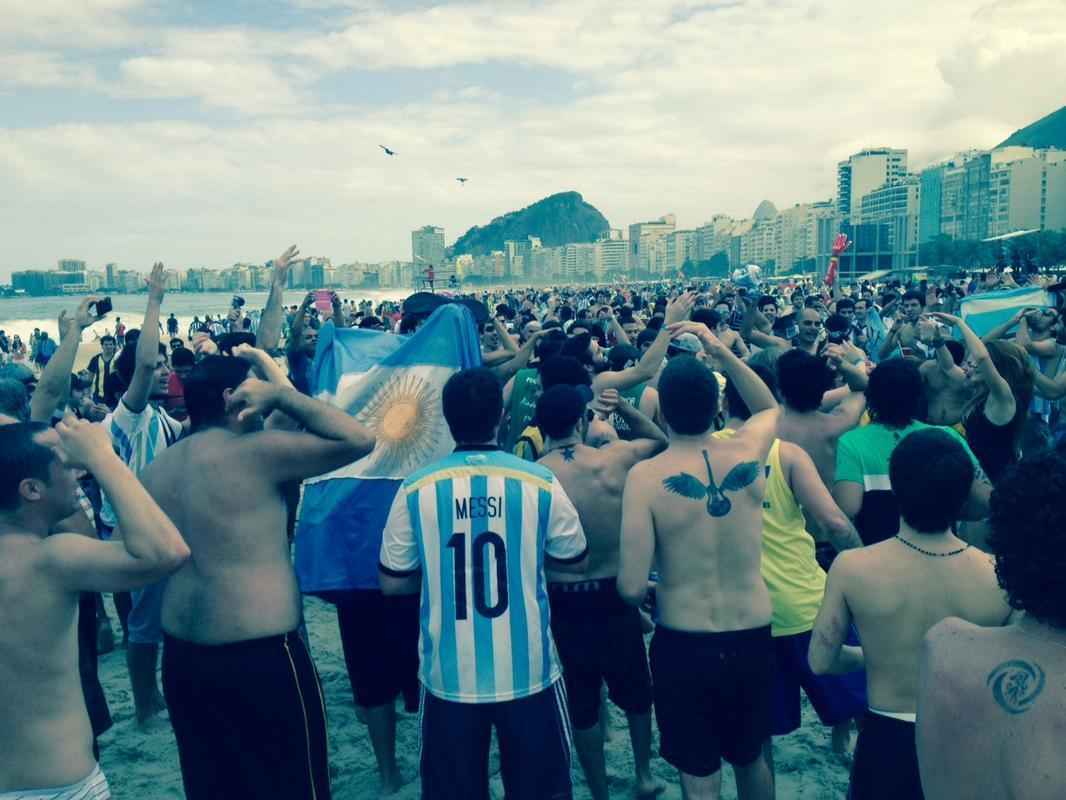 Cerca de 70 mil argentinos esto no Rio de Janeiro para a final da Copa, domingo, contra a Alemanha, no Maracan. A praia de Copacabana  o local mais procurado por eles. Neste sbado cedo, as areias estavam tomadas e os hermanos cantam, tomam banho de mar e bebem bastante. (Rodrigo Clemente/EM/D. A Press)