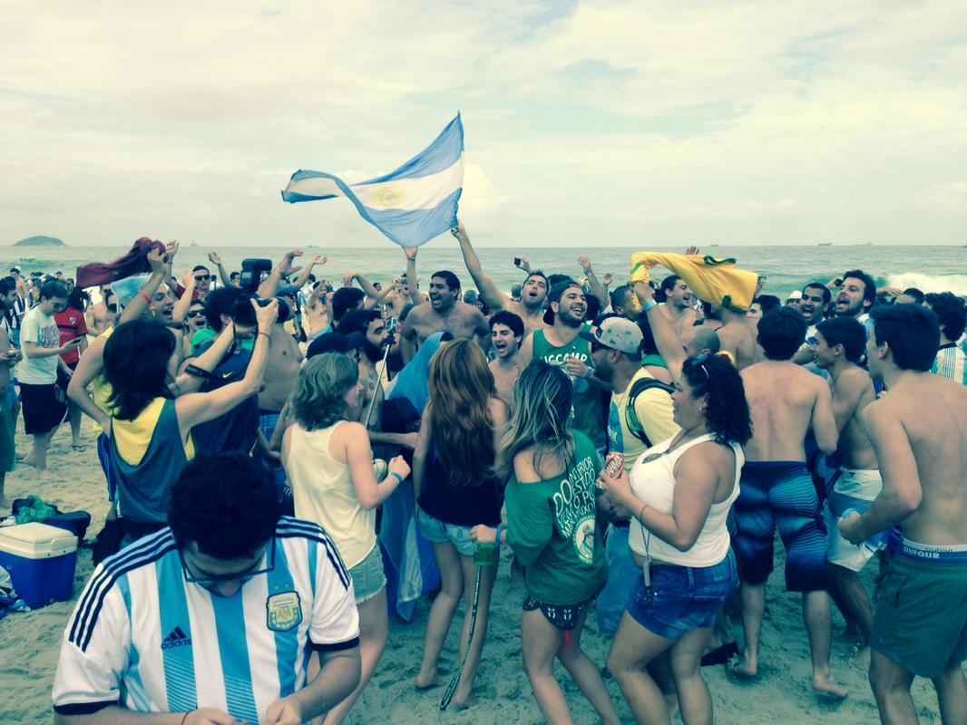 Cerca de 70 mil argentinos esto no Rio de Janeiro para a final da Copa, domingo, contra a Alemanha, no Maracan. A praia de Copacabana  o local mais procurado por eles. Neste sbado cedo, as areias estavam tomadas e os hermanos cantam, tomam banho de mar e bebem bastante. (Rodrigo Clemente/EM/D. A Press)