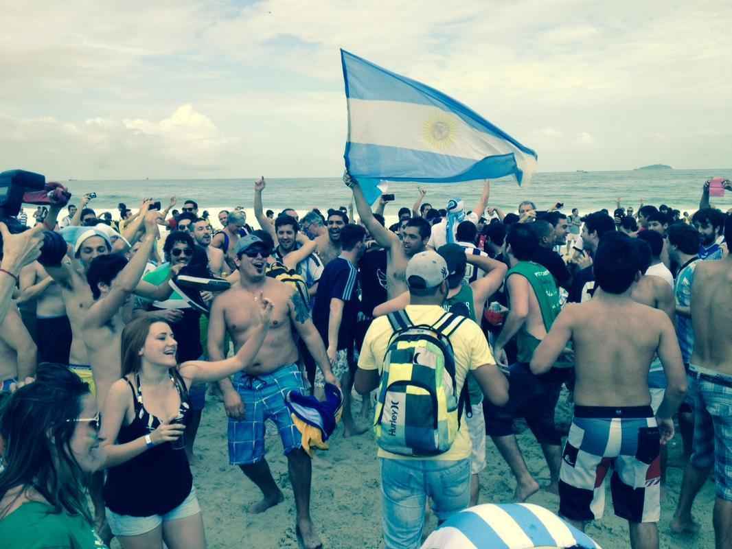 Cerca de 70 mil argentinos esto no Rio de Janeiro para a final da Copa, domingo, contra a Alemanha, no Maracan. A praia de Copacabana  o local mais procurado por eles. Neste sbado cedo, as areias estavam tomadas e os hermanos cantam, tomam banho de mar e bebem bastante. (Rodrigo Clemente/EM/D. A Press)