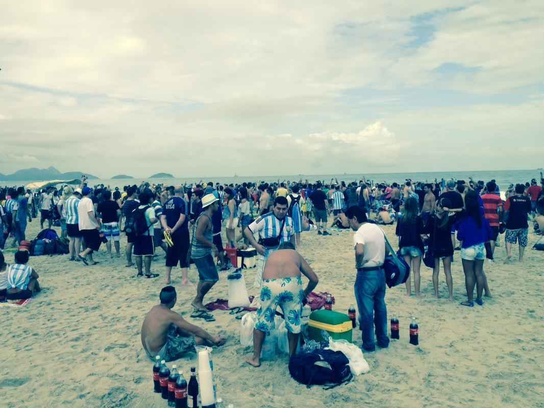 Cerca de 70 mil argentinos esto no Rio de Janeiro para a final da Copa, domingo, contra a Alemanha, no Maracan. A praia de Copacabana  o local mais procurado por eles. Neste sbado cedo, as areias estavam tomadas e os hermanos cantam, tomam banho de mar e bebem bastante. (Rodrigo Clemente/EM/D. A Press)