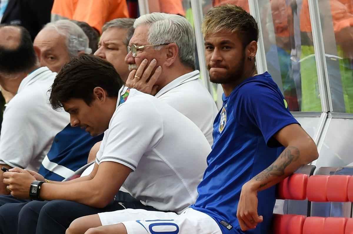 Do banco de reservas, Neymar acompanha deciso de terceiro lugar entre Brasil e Holanda