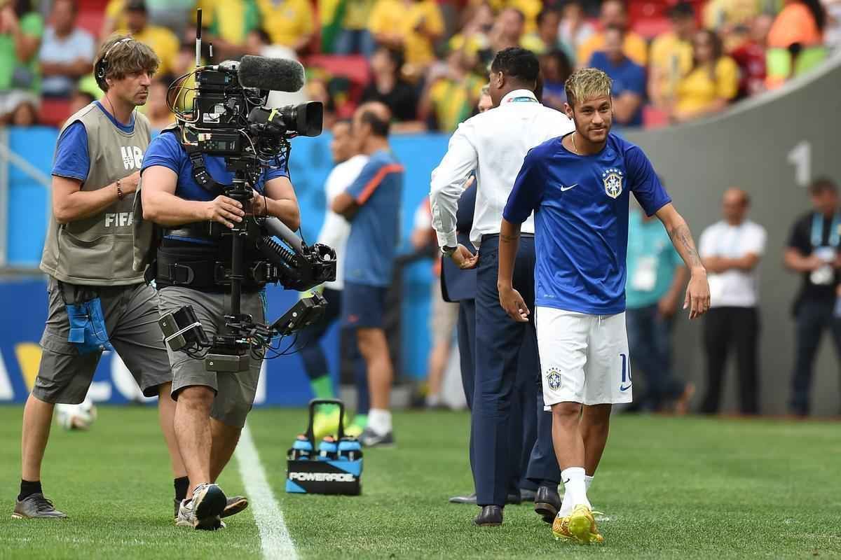 Do banco de reservas, Neymar acompanha deciso de terceiro lugar entre Brasil e Holanda