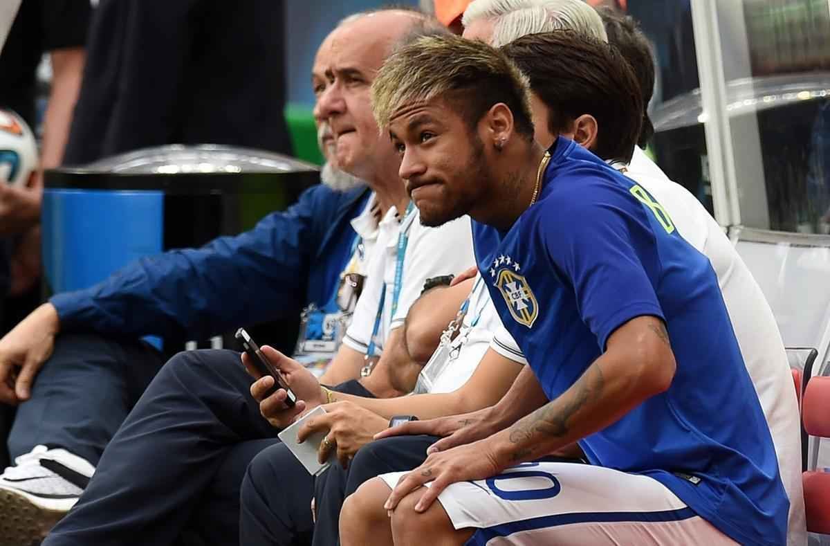 Do banco de reservas, Neymar acompanha deciso de terceiro lugar entre Brasil e Holanda