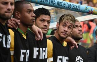 Do banco de reservas, Neymar acompanha deciso de terceiro lugar entre Brasil e Holanda