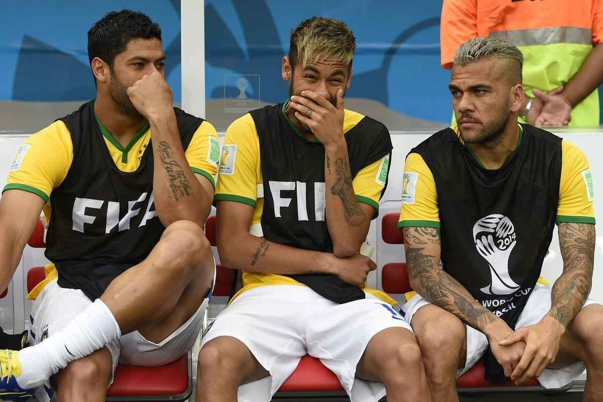 Do banco de reservas, Neymar acompanha deciso de terceiro lugar entre Brasil e Holanda