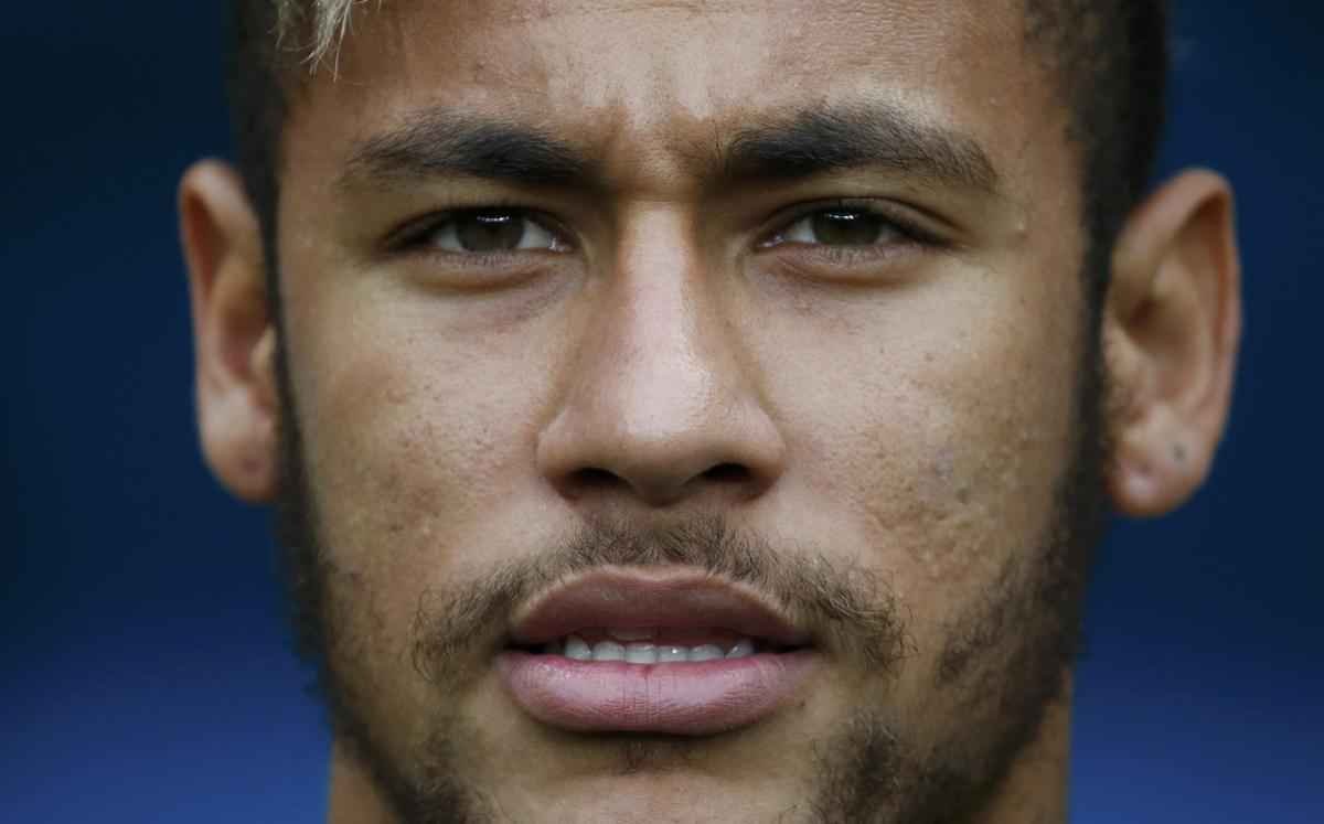Do banco de reservas, Neymar acompanha deciso de terceiro lugar entre Brasil e Holanda