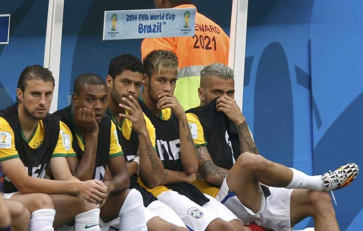 Do banco de reservas, Neymar acompanha deciso de terceiro lugar entre Brasil e Holanda