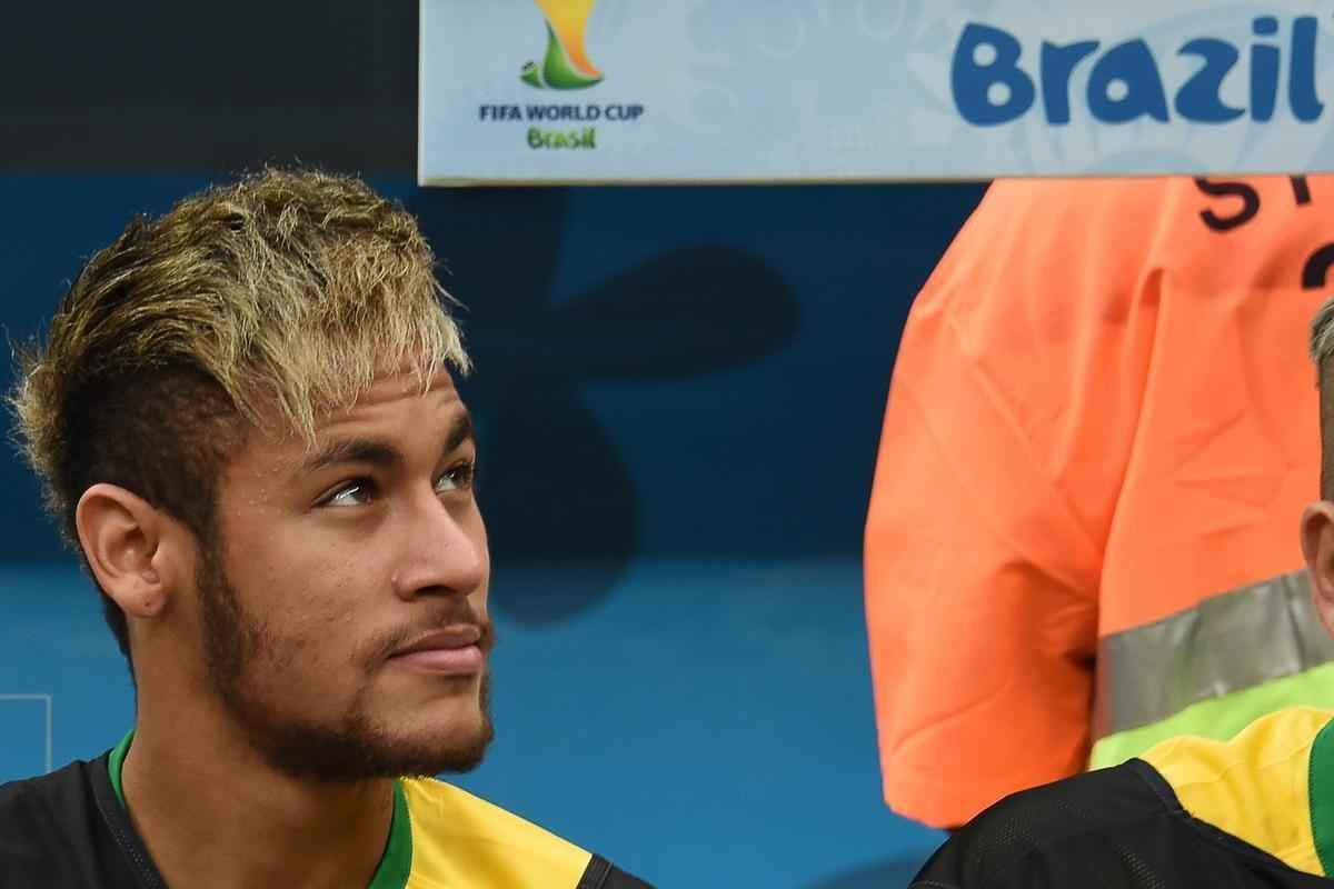Do banco de reservas, Neymar acompanha deciso de terceiro lugar entre Brasil e Holanda