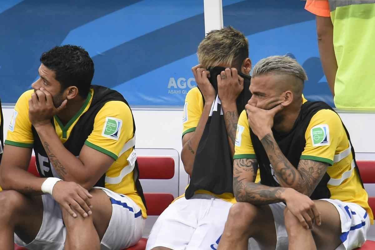Do banco de reservas, Neymar acompanha deciso de terceiro lugar entre Brasil e Holanda 