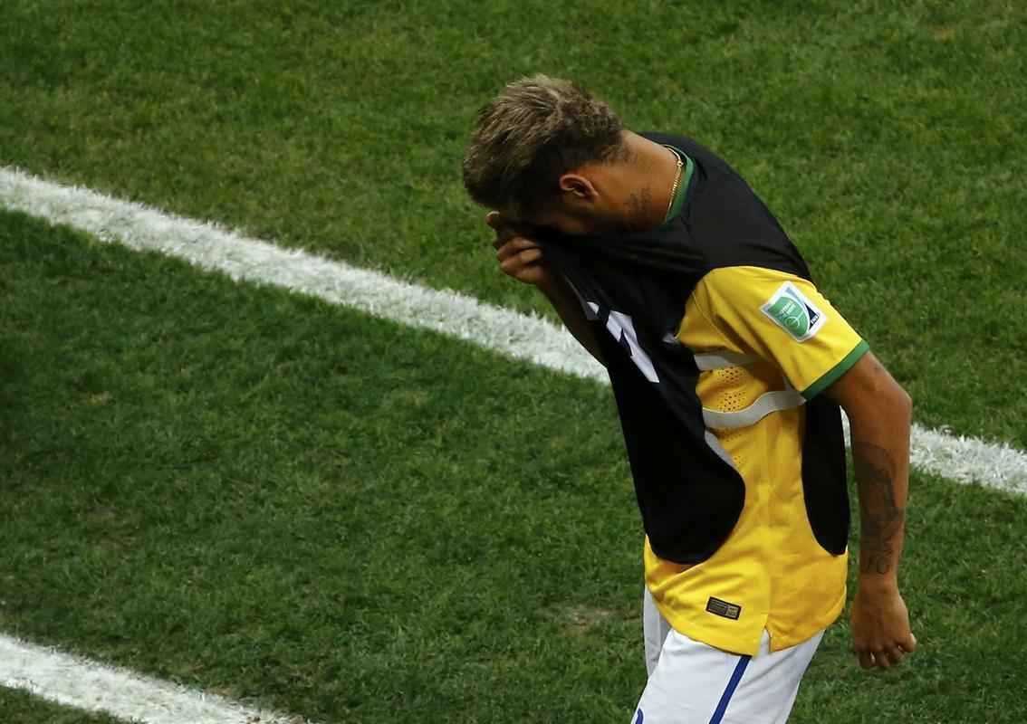 Do banco de reservas, Neymar acompanha deciso de terceiro lugar entre Brasil e Holanda 