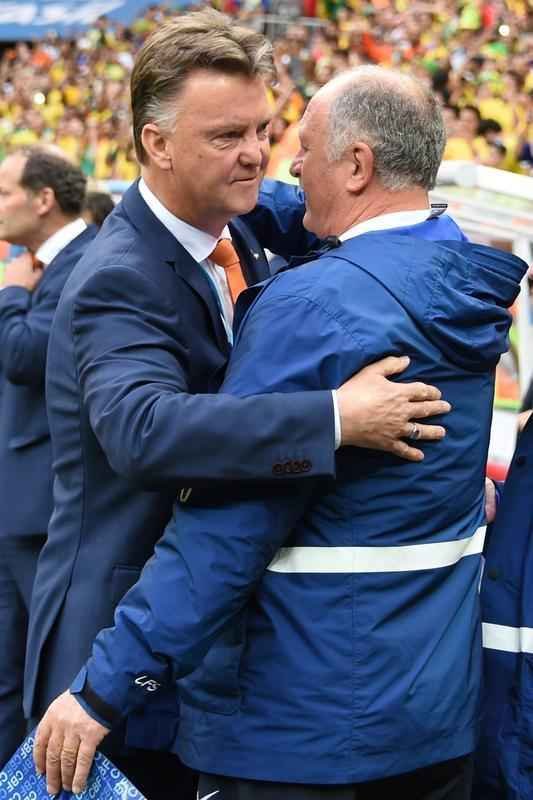 Aps trocarem farpas, Scolari e Van Gaal se cumprimentam amistosamente