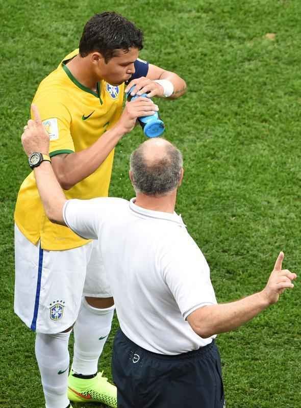 Felipo se mostrou tenso e descontente durante o jogo de despedida da Copa do Mundo