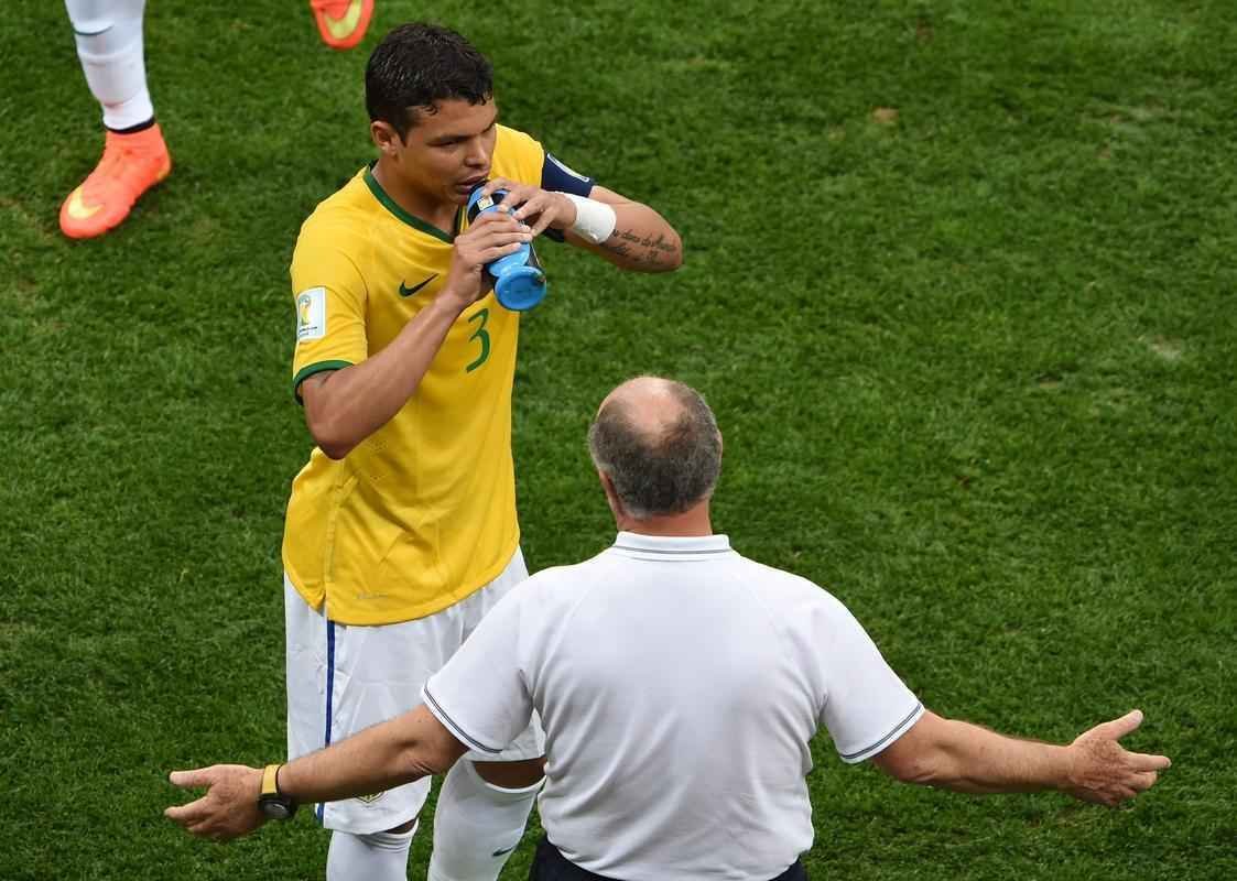 Felipo se mostrou tenso e descontente durante o jogo de despedida da Copa do Mundo