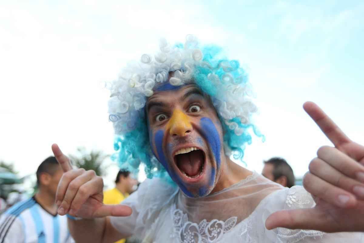 Cerca de 70 mil argentinos esto no Rio de Janeiro para a final da Copa, neste domingo, contra a Alemanha, no Maracan. A praia de Copacabana  o local mais procurado por eles. Neste sbado, desde as primeiras horas, as areias ficaram tomadas e houve muita festa, com msica, bebida e banhos de mar