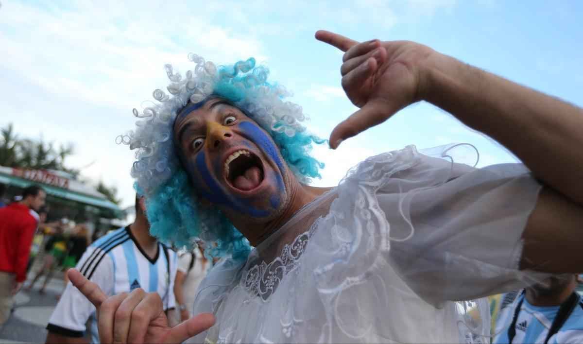 Cerca de 70 mil argentinos esto no Rio de Janeiro para a final da Copa, neste domingo, contra a Alemanha, no Maracan. A praia de Copacabana  o local mais procurado por eles. Neste sbado, desde as primeiras horas, as areias ficaram tomadas e houve muita festa, com msica, bebida e banhos de mar