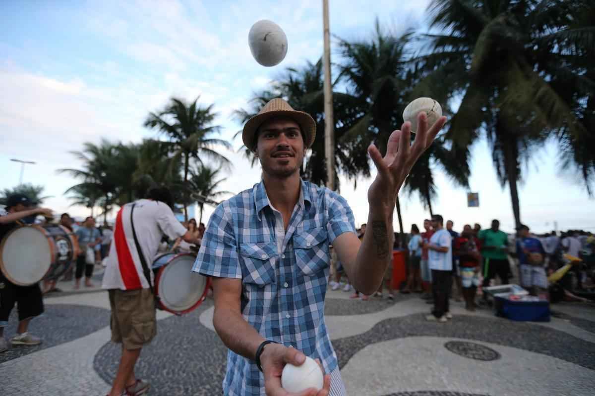Cerca de 70 mil argentinos esto no Rio de Janeiro para a final da Copa, neste domingo, contra a Alemanha, no Maracan. A praia de Copacabana  o local mais procurado por eles. Neste sbado, desde as primeiras horas, as areias ficaram tomadas e houve muita festa, com msica, bebida e banhos de mar