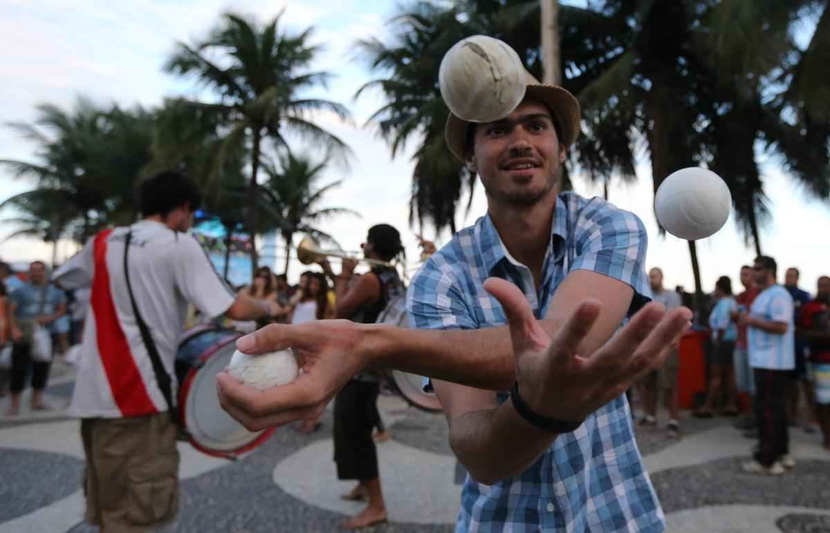 Cerca de 70 mil argentinos esto no Rio de Janeiro para a final da Copa, neste domingo, contra a Alemanha, no Maracan. A praia de Copacabana  o local mais procurado por eles. Neste sbado, desde as primeiras horas, as areias ficaram tomadas e houve muita festa, com msica, bebida e banhos de mar