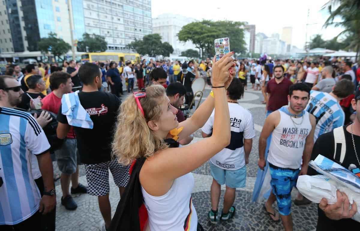 Cerca de 70 mil argentinos esto no Rio de Janeiro para a final da Copa, neste domingo, contra a Alemanha, no Maracan. A praia de Copacabana  o local mais procurado por eles. Neste sbado, desde as primeiras horas, as areias ficaram tomadas e houve muita festa, com msica, bebida e banhos de mar