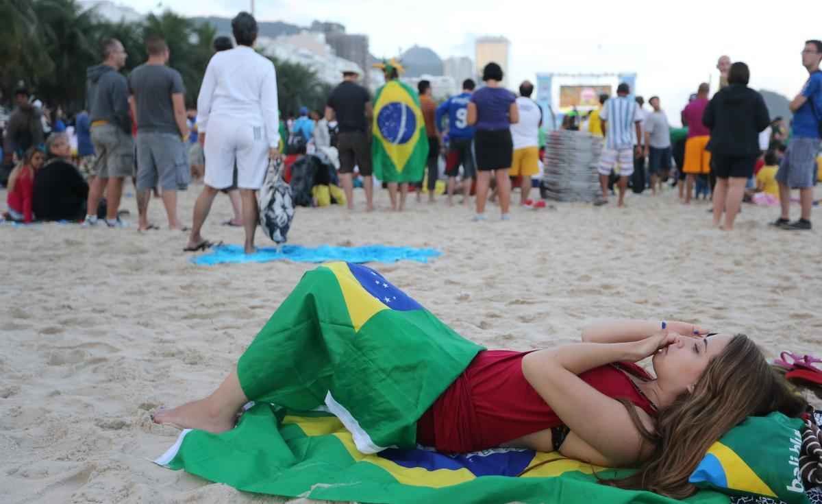 Cerca de 70 mil argentinos esto no Rio de Janeiro para a final da Copa, neste domingo, contra a Alemanha, no Maracan. A praia de Copacabana  o local mais procurado por eles. Neste sbado, desde as primeiras horas, as areias ficaram tomadas e houve muita festa, com msica, bebida e banhos de mar