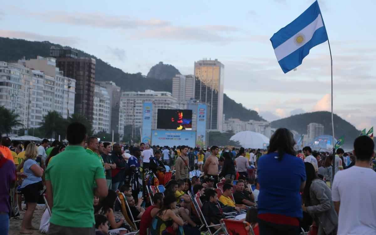Cerca de 70 mil argentinos esto no Rio de Janeiro para a final da Copa, neste domingo, contra a Alemanha, no Maracan. A praia de Copacabana  o local mais procurado por eles. Neste sbado, desde as primeiras horas, as areias ficaram tomadas e houve muita festa, com msica, bebida e banhos de mar
