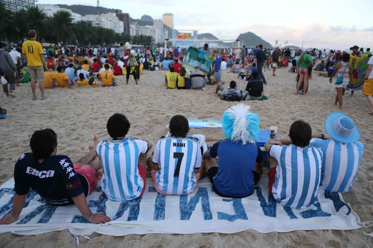 Cerca de 70 mil argentinos esto no Rio de Janeiro para a final da Copa, neste domingo, contra a Alemanha, no Maracan. A praia de Copacabana  o local mais procurado por eles. Neste sbado, desde as primeiras horas, as areias ficaram tomadas e houve muita festa, com msica, bebida e banhos de mar