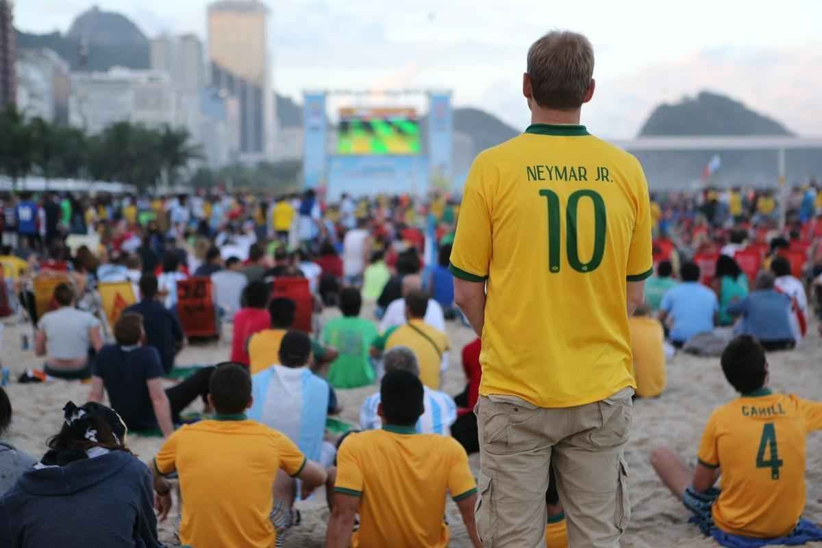 Cerca de 70 mil argentinos esto no Rio de Janeiro para a final da Copa, neste domingo, contra a Alemanha, no Maracan. A praia de Copacabana  o local mais procurado por eles. Neste sbado, desde as primeiras horas, as areias ficaram tomadas e houve muita festa, com msica, bebida e banhos de mar