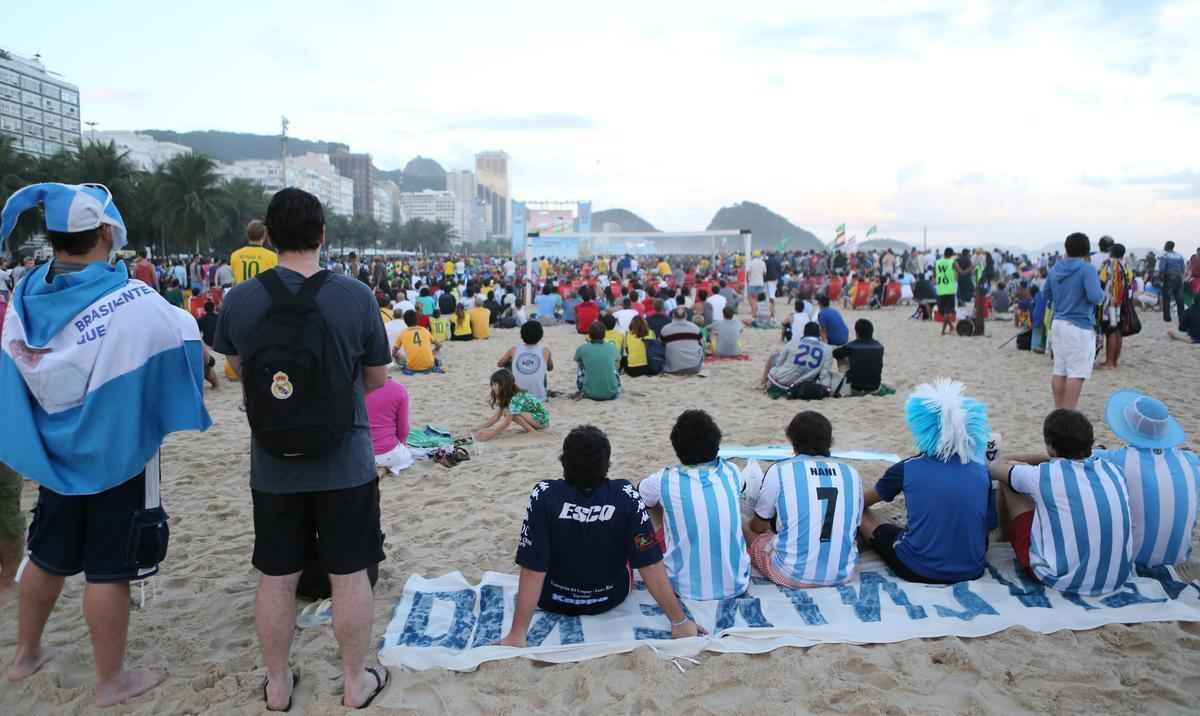 Cerca de 70 mil argentinos esto no Rio de Janeiro para a final da Copa, neste domingo, contra a Alemanha, no Maracan. A praia de Copacabana  o local mais procurado por eles. Neste sbado, desde as primeiras horas, as areias ficaram tomadas e houve muita festa, com msica, bebida e banhos de mar