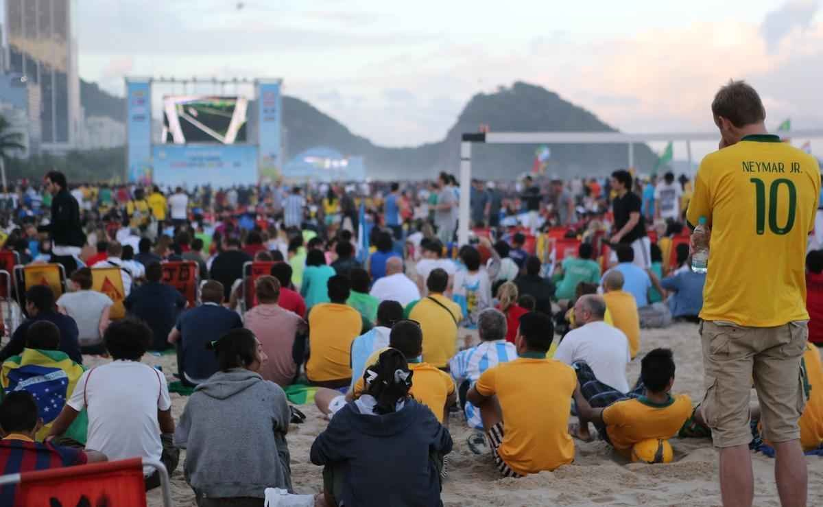 Cerca de 70 mil argentinos esto no Rio de Janeiro para a final da Copa, neste domingo, contra a Alemanha, no Maracan. A praia de Copacabana  o local mais procurado por eles. Neste sbado, desde as primeiras horas, as areias ficaram tomadas e houve muita festa, com msica, bebida e banhos de mar