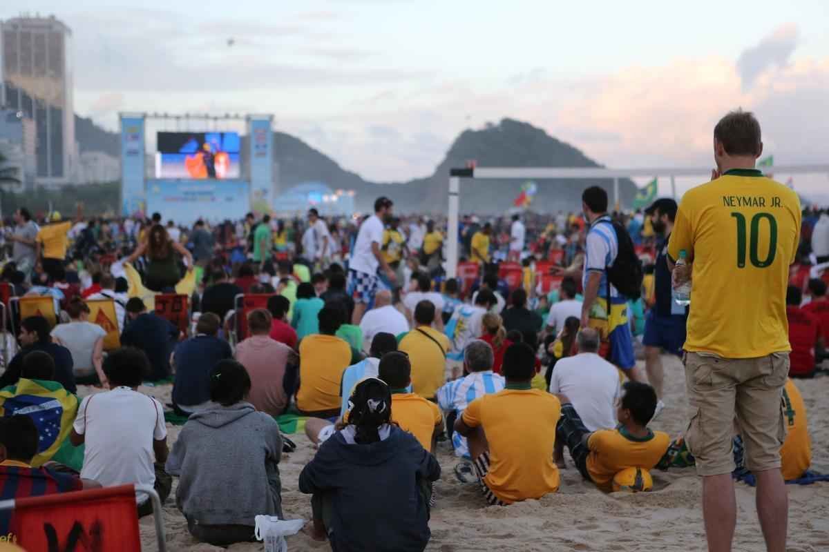 Cerca de 70 mil argentinos esto no Rio de Janeiro para a final da Copa, neste domingo, contra a Alemanha, no Maracan. A praia de Copacabana  o local mais procurado por eles. Neste sbado, desde as primeiras horas, as areias ficaram tomadas e houve muita festa, com msica, bebida e banhos de mar