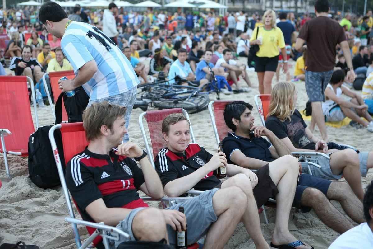 Cerca de 70 mil argentinos esto no Rio de Janeiro para a final da Copa, neste domingo, contra a Alemanha, no Maracan. A praia de Copacabana  o local mais procurado por eles. Neste sbado, desde as primeiras horas, as areias ficaram tomadas e houve muita festa, com msica, bebida e banhos de mar