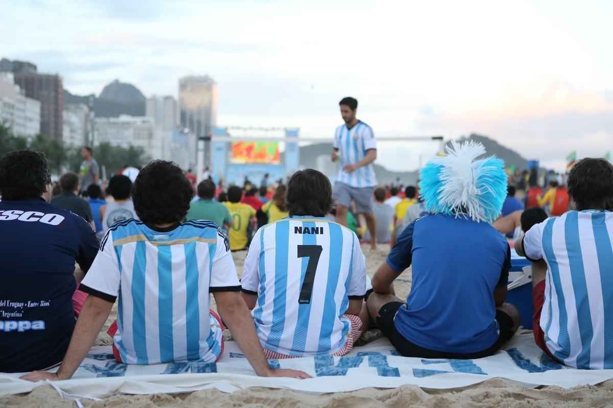 Cerca de 70 mil argentinos esto no Rio de Janeiro para a final da Copa, neste domingo, contra a Alemanha, no Maracan. A praia de Copacabana  o local mais procurado por eles. Neste sbado, desde as primeiras horas, as areias ficaram tomadas e houve muita festa, com msica, bebida e banhos de mar