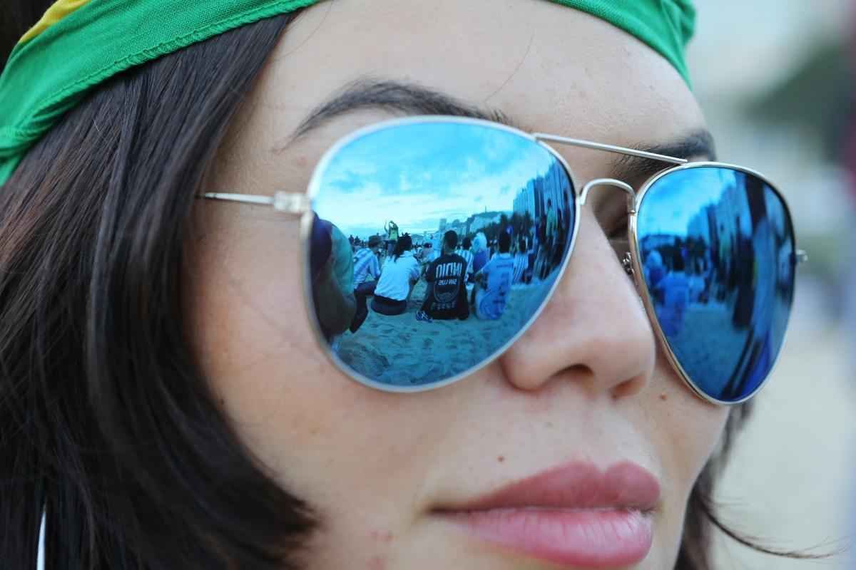 Cerca de 70 mil argentinos esto no Rio de Janeiro para a final da Copa, neste domingo, contra a Alemanha, no Maracan. A praia de Copacabana  o local mais procurado por eles. Neste sbado, desde as primeiras horas, as areias ficaram tomadas e houve muita festa, com msica, bebida e banhos de mar