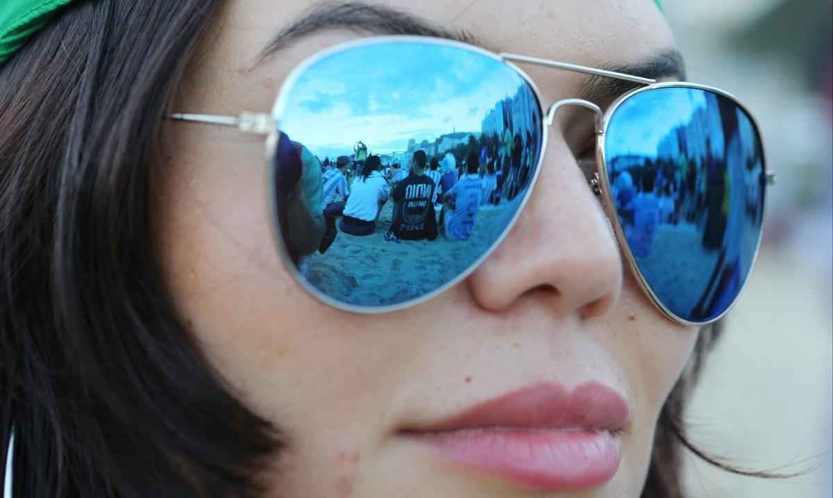 Cerca de 70 mil argentinos esto no Rio de Janeiro para a final da Copa, neste domingo, contra a Alemanha, no Maracan. A praia de Copacabana  o local mais procurado por eles. Neste sbado, desde as primeiras horas, as areias ficaram tomadas e houve muita festa, com msica, bebida e banhos de mar