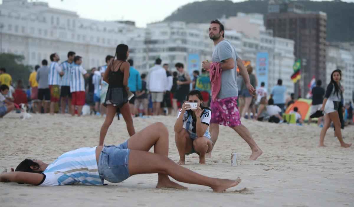 Cerca de 70 mil argentinos esto no Rio de Janeiro para a final da Copa, neste domingo, contra a Alemanha, no Maracan. A praia de Copacabana  o local mais procurado por eles. Neste sbado, desde as primeiras horas, as areias ficaram tomadas e houve muita festa, com msica, bebida e banhos de mar