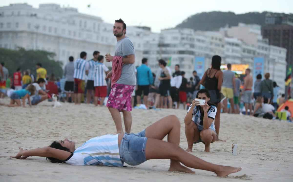 Cerca de 70 mil argentinos esto no Rio de Janeiro para a final da Copa, neste domingo, contra a Alemanha, no Maracan. A praia de Copacabana  o local mais procurado por eles. Neste sbado, desde as primeiras horas, as areias ficaram tomadas e houve muita festa, com msica, bebida e banhos de mar