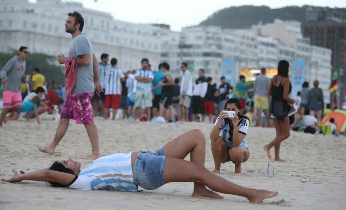 Cerca de 70 mil argentinos esto no Rio de Janeiro para a final da Copa, neste domingo, contra a Alemanha, no Maracan. A praia de Copacabana  o local mais procurado por eles. Neste sbado, desde as primeiras horas, as areias ficaram tomadas e houve muita festa, com msica, bebida e banhos de mar