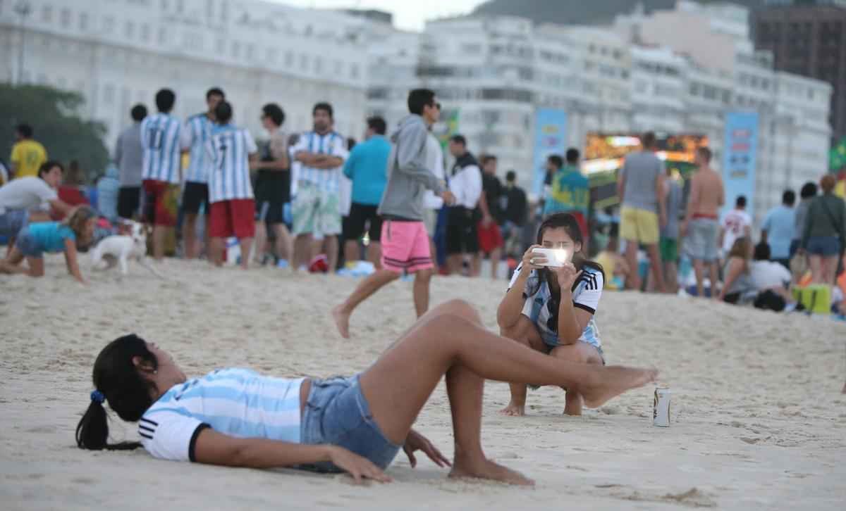 Cerca de 70 mil argentinos esto no Rio de Janeiro para a final da Copa, neste domingo, contra a Alemanha, no Maracan. A praia de Copacabana  o local mais procurado por eles. Neste sbado, desde as primeiras horas, as areias ficaram tomadas e houve muita festa, com msica, bebida e banhos de mar
