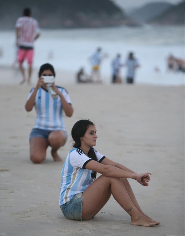 Cerca de 70 mil argentinos esto no Rio de Janeiro para a final da Copa, neste domingo, contra a Alemanha, no Maracan. A praia de Copacabana  o local mais procurado por eles. Neste sbado, desde as primeiras horas, as areias ficaram tomadas e houve muita festa, com msica, bebida e banhos de mar