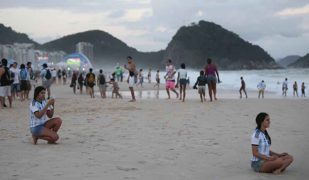 Cerca de 70 mil argentinos esto no Rio de Janeiro para a final da Copa, neste domingo, contra a Alemanha, no Maracan. A praia de Copacabana  o local mais procurado por eles. Neste sbado, desde as primeiras horas, as areias ficaram tomadas e houve muita festa, com msica, bebida e banhos de mar