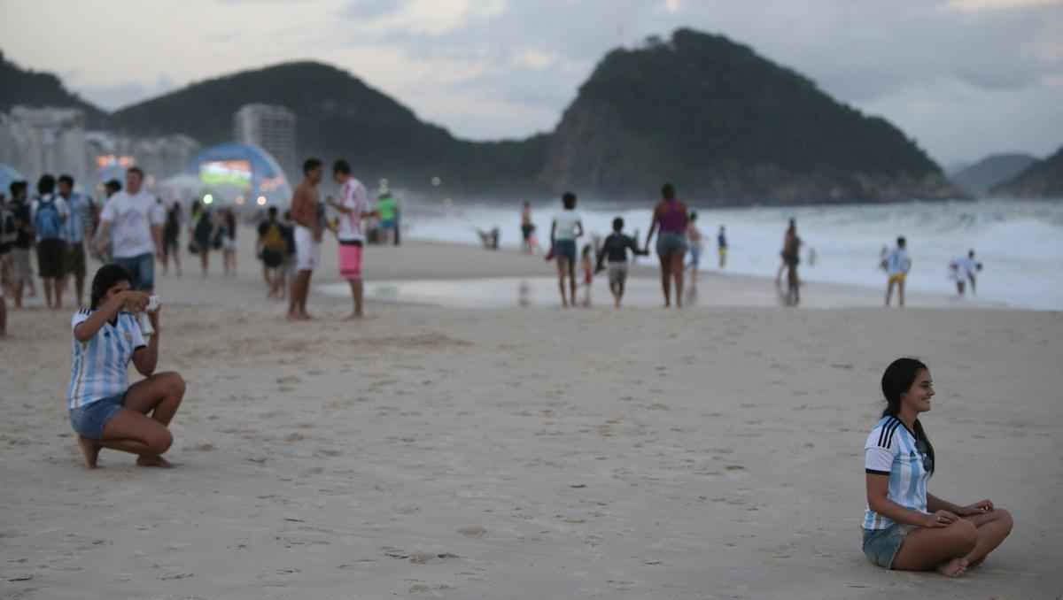 Cerca de 70 mil argentinos esto no Rio de Janeiro para a final da Copa, neste domingo, contra a Alemanha, no Maracan. A praia de Copacabana  o local mais procurado por eles. Neste sbado, desde as primeiras horas, as areias ficaram tomadas e houve muita festa, com msica, bebida e banhos de mar