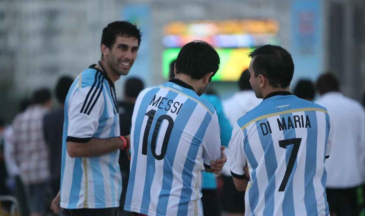 Cerca de 70 mil argentinos esto no Rio de Janeiro para a final da Copa, neste domingo, contra a Alemanha, no Maracan. A praia de Copacabana  o local mais procurado por eles. Neste sbado, desde as primeiras horas, as areias ficaram tomadas e houve muita festa, com msica, bebida e banhos de mar