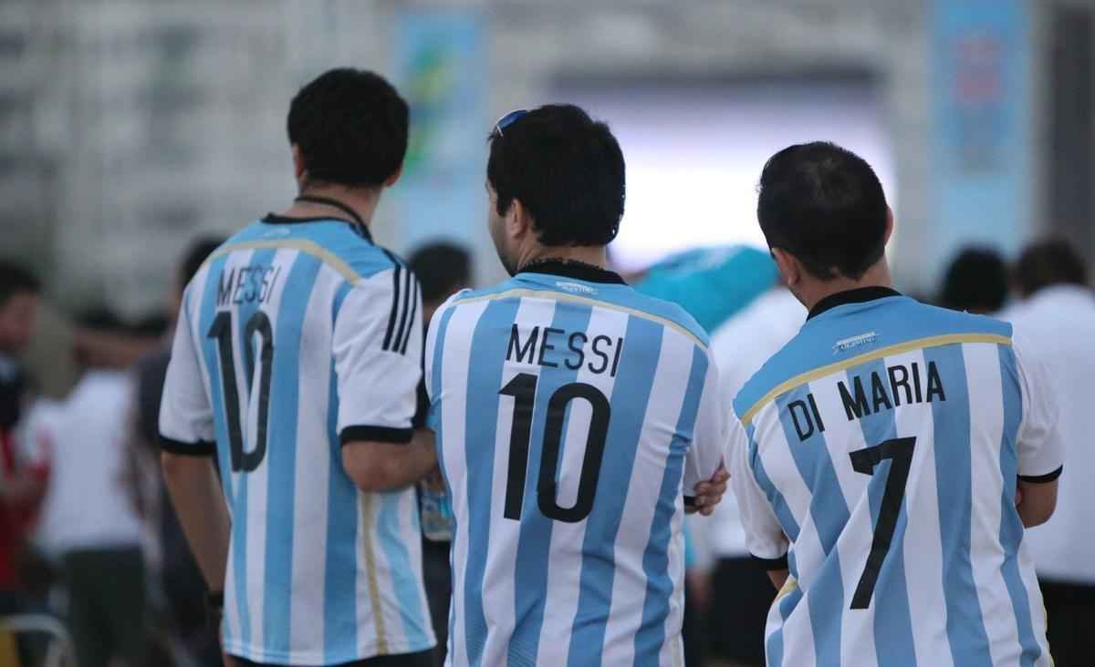 Cerca de 70 mil argentinos esto no Rio de Janeiro para a final da Copa, neste domingo, contra a Alemanha, no Maracan. A praia de Copacabana  o local mais procurado por eles. Neste sbado, desde as primeiras horas, as areias ficaram tomadas e houve muita festa, com msica, bebida e banhos de mar