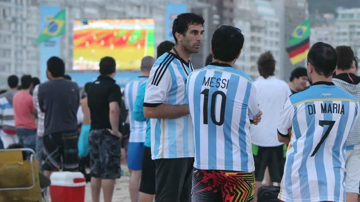 Cerca de 70 mil argentinos esto no Rio de Janeiro para a final da Copa, neste domingo, contra a Alemanha, no Maracan. A praia de Copacabana  o local mais procurado por eles. Neste sbado, desde as primeiras horas, as areias ficaram tomadas e houve muita festa, com msica, bebida e banhos de mar